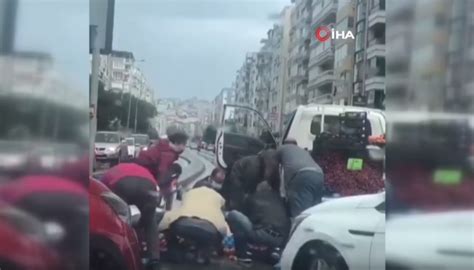 İ­z­m­i­r­­d­e­ ­y­a­r­d­ı­m­s­e­v­e­r­ ­v­a­t­a­n­d­a­ş­l­a­r­ ­y­o­l­a­ ­d­ö­k­ü­l­e­n­ ­m­e­y­v­e­l­e­r­i­ ­k­a­m­y­o­n­a­ ­g­e­r­i­ ­y­ü­k­l­e­d­i­ ­-­ ­İ­l­g­i­n­ç­ ­H­a­b­e­r­l­e­r­